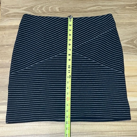 J Jill Ponte Pencil Skirt Size Medium stretchy short classic - Picture 3 of 10